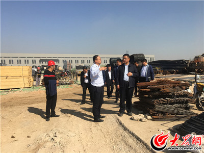 李國(guó)珍現(xiàn)場(chǎng)調(diào)度開發(fā)區(qū)棚改、工廠企業(yè)等重點(diǎn)項(xiàng)目